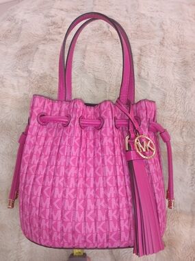 Michael Kors Bucket Bag